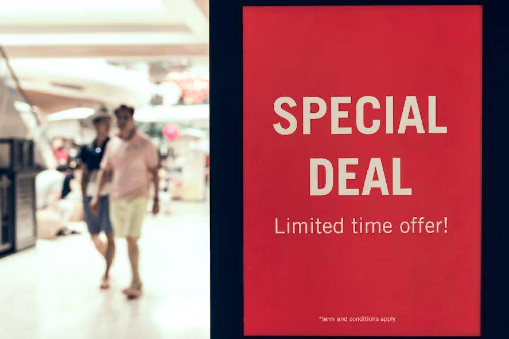 Iklan promo di pusat perbelanjaan