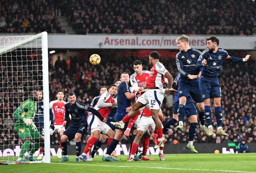 potret duel udara antara pemain Arsenal dan Manchester United di Premier League 2024/2025 (Arsenal.com)