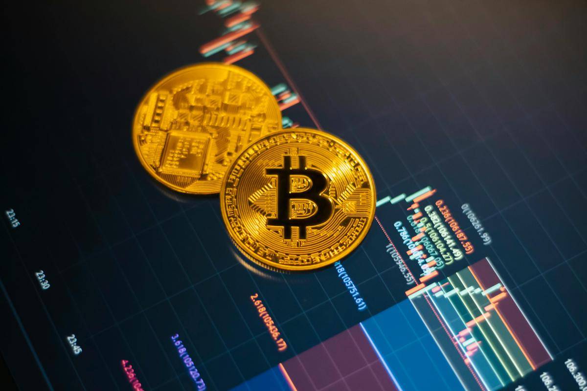 Ilustrasi mata uang kripto Bitcoin di atas grafik pergerakan pasar digital (pexels.com/Tugay Kocatürk)
