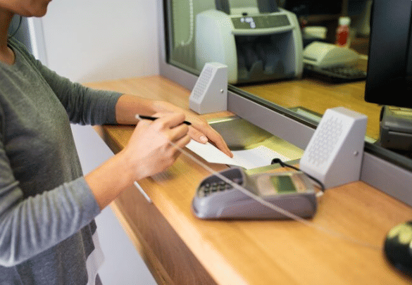 ilustrasi nasabah sedang mengambil uang di bank (freepik.com/sydaproduction)