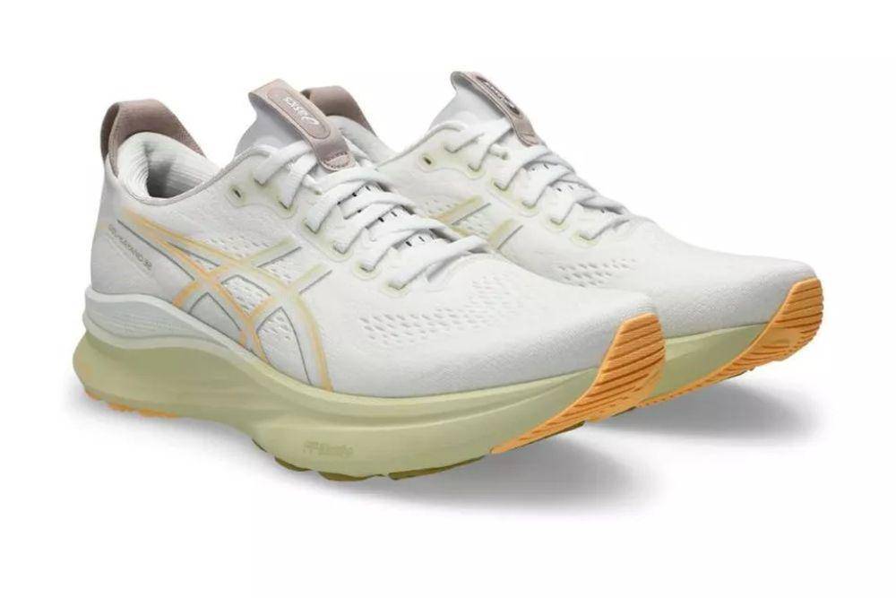 Sepatu running dari ASICS