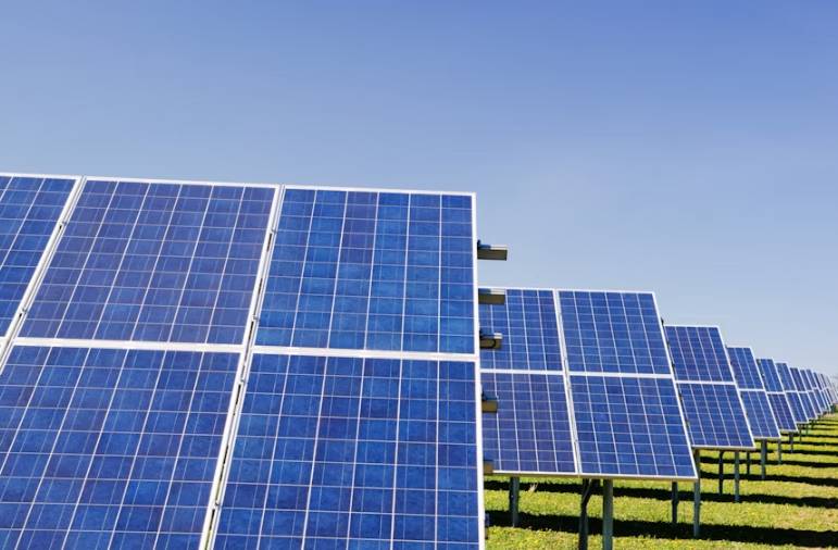 panel surya sebagai salah satu contoh green tech