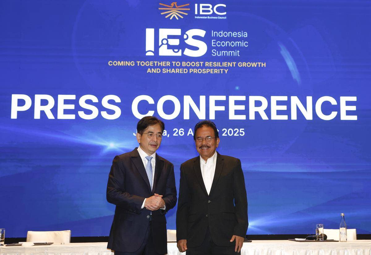 (Ki-Ka) Arsjad Rasjid, Ketua Dewan Pengawas Indonesian Business Council dan Sofyan Djalil, Chief Executive Officer Indonesian Business Council.jpg