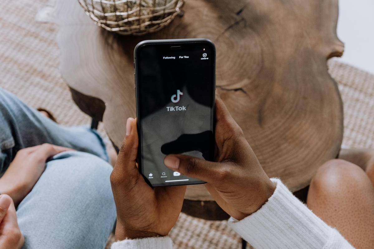ilustrasi orang main tiktok (pexels.com)