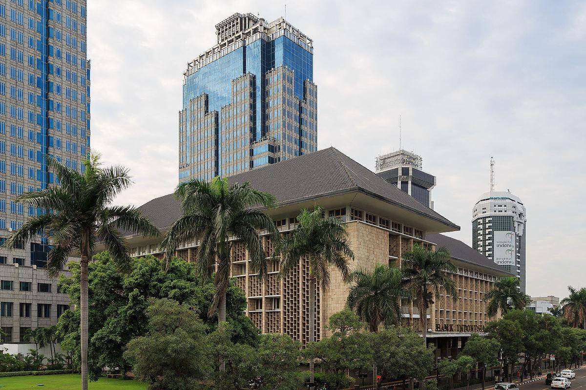 Gedung Bank Indonesia sebagai simbol otoritas moneter dan intervensi pasar.