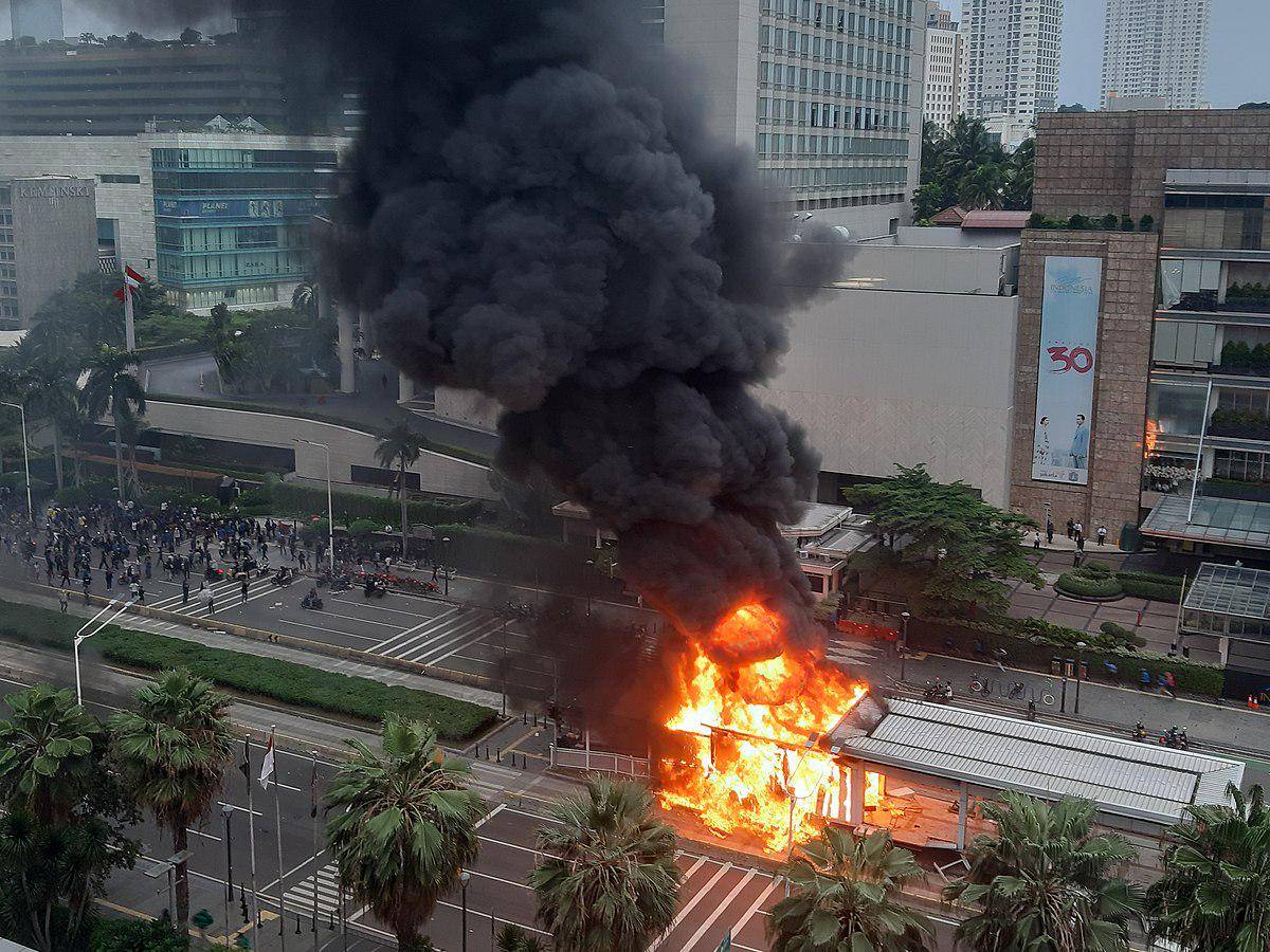 Halte TransJakarta Bundaran HI terbakar pasca-demo