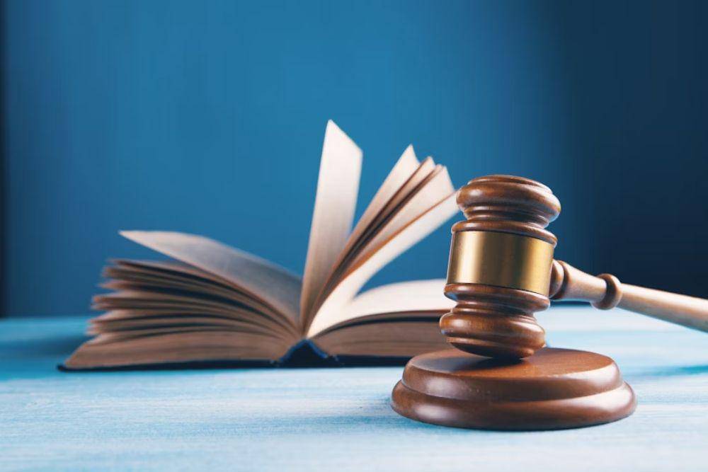 Gavel dan buku