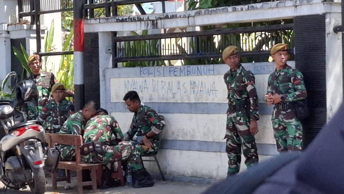 Pasukan TNI diterjunkan mengamankan aksi demonstrasi mahasiswa di Makassar, Senin (1/9/2025). IDN Times/Darsil Yahya