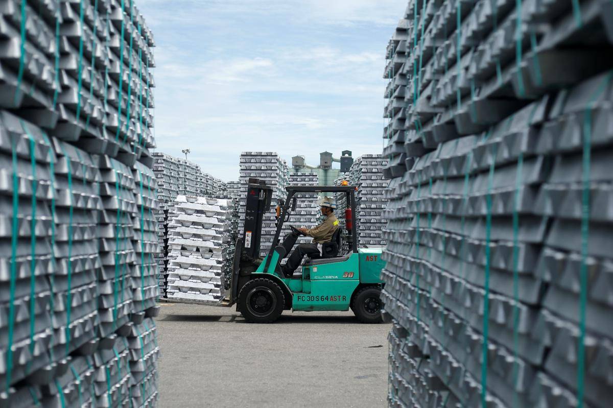 Seorang pekerja mengendarai forklift mengangkut ingot yang diproduksi PT Inalum di Smelter Kuala Tanjung, Batubara, Selasa (2/9/2025) (IDN Times/Doni Hermawan)