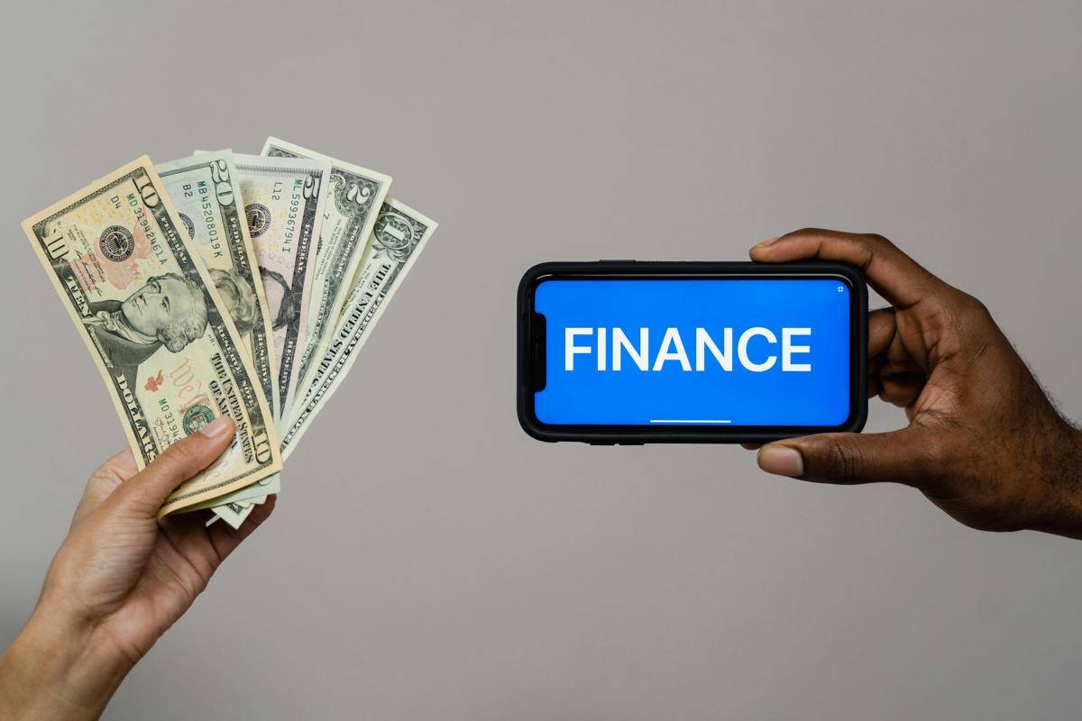 Ilustrasi uang dolar dan ponsel (pexels.com/Tima Miroshnichenko)