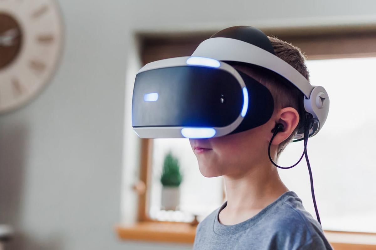 ilustrasi menggunakan VR (pexels.com/Jessica Lewis)