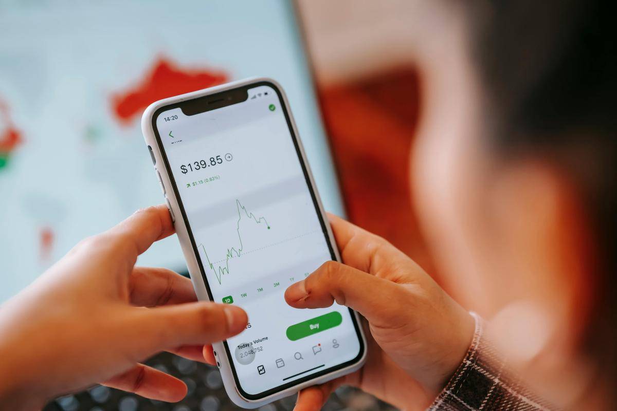 Ilustrasi Pexels.com/seseorang sedang memantau harga pergerakan market saham di layar hp/foto Liza Summer