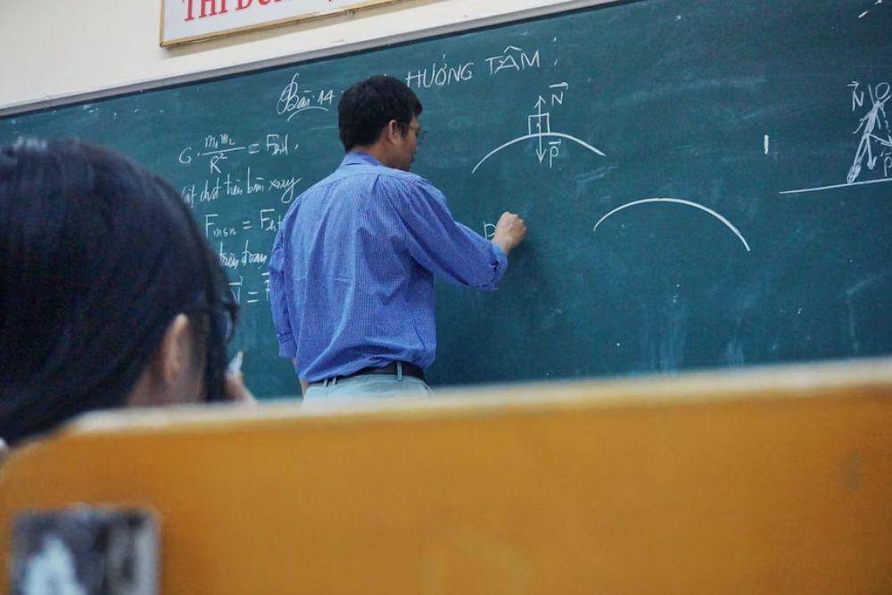 Guru mengajar di kelas