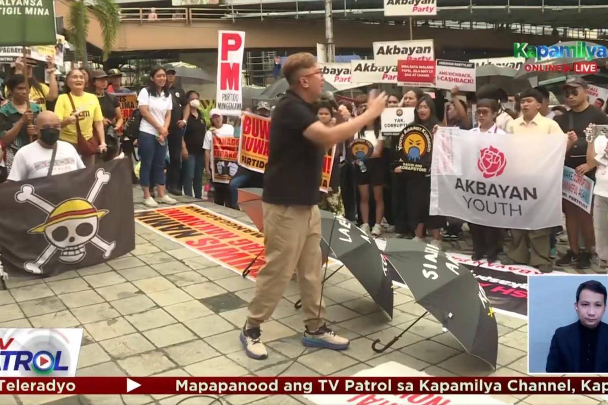 Massa aksi demonstrasi Filipina terlihat membawa bendera One Piece saat sedang liputan berita oleh stasiun TV Filipina. (X/TVPatrol) 
