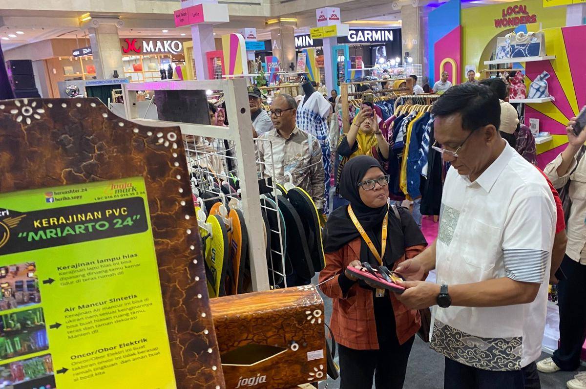 Wakil Wali Kota Yogyakarta, Wawan Harmawan saat meninjau tenant pada acara Pesona UMKM 2025 Local Wonder. (dok. Pemkot Yogyakarta)