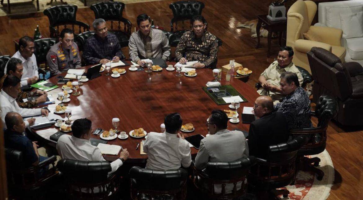 Presiden Prabowo Subianto memimpin rapat terbatas bersama jajaran menteri di bidang perekonomian dan instansi terkait lainnya di Hambalang, Bogor, Jawa Barat, pada Kamis, 18 September 2025. Foto: BPMI Setpres
