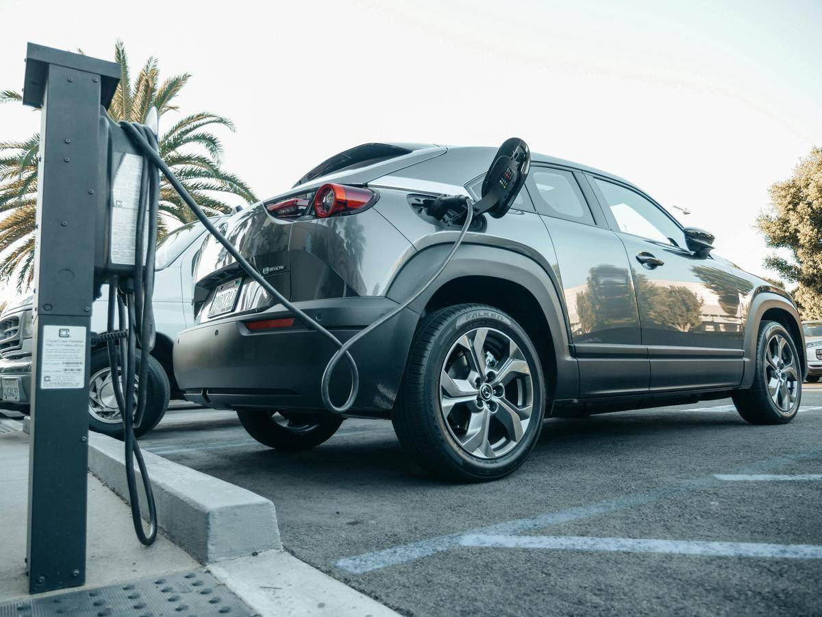 Kendaraan Listrik di Charging Station (Pexels.com/KindelMedia)