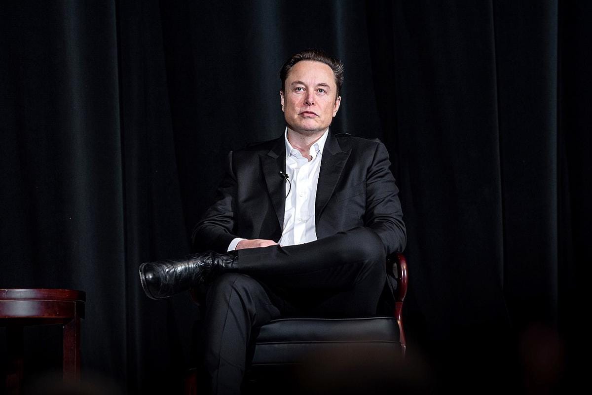CEO Tesla Inc. Elon Musk  di Arnold Hall Akademi pada 7 April 2022 di Colorado Springs, Colorado. (commons.wikimedia.org/Trevor Cokley)