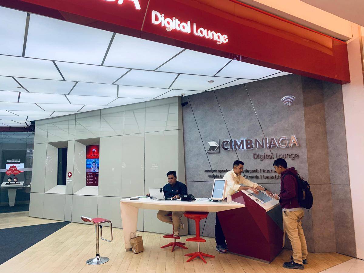 Nasabah memanfaatkan Digital Lounge CIMB Niaga yang berlokasi di Centre Point Mal untuk melakukan transaksi perbankan. (IDN Times/Doni Hermawan)