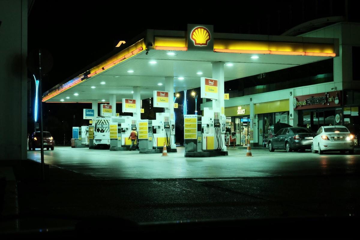 Ilustrasi SPBU Shell yang mengalami kehabisan stok BBM akibat dampak monopoli Pertamina. (pexels.com/Furkan Sonmez)