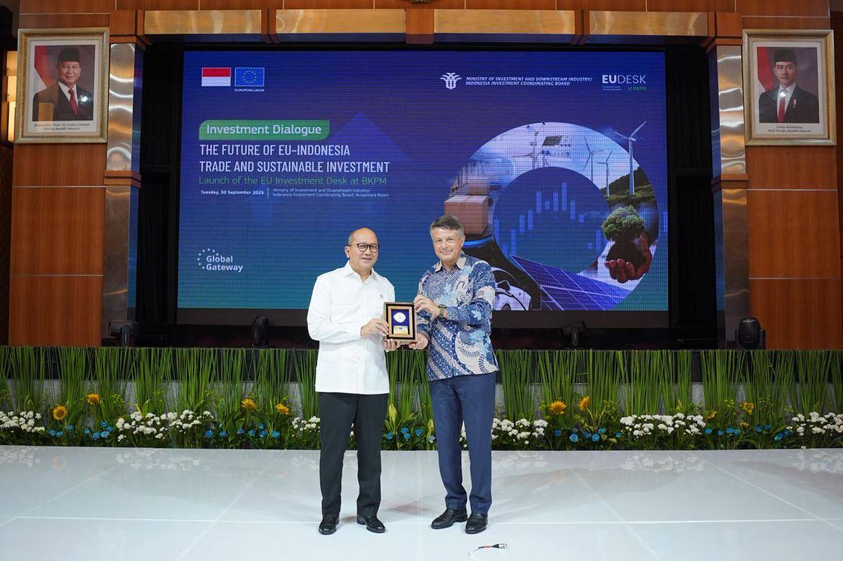 Rosan Roeslani and Denis Chaibi Exchange Token of Appreciation Photo.jpeg