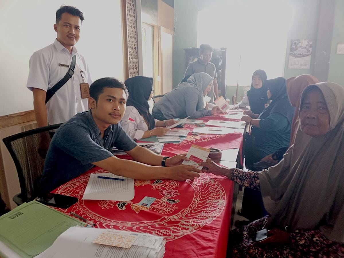 BRI Salurkan Bansos Sembako dan PKH ke 395 Warga Gringsing Kendal