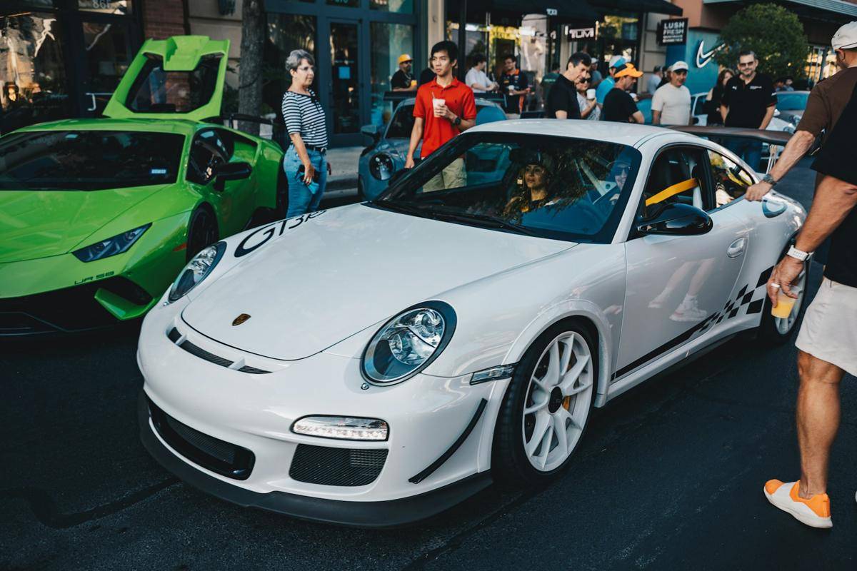 ilustrasi komunitas otomotif (unsplash.com/Austin Hervias)