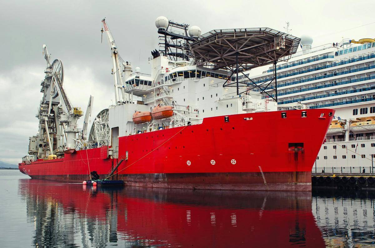 https://www.pexels.com/photo/red-oil-tanker-in-port-14928994/