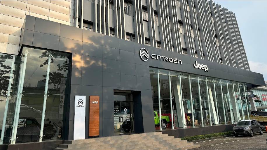 Foto 1. Jeep® resmi membuka diler ke-7 di Gading Serpong, menegaskan komitmen PT Indomobil National Distributor untuk memperkuat kehadiran Jeep dan menghadirkan pengalaman premium bagi pelanggan di Tang.png