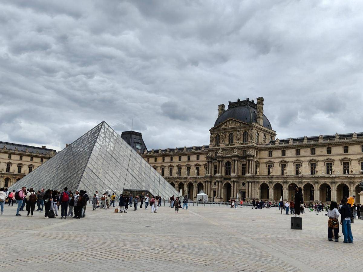 Potret Museum Louvre