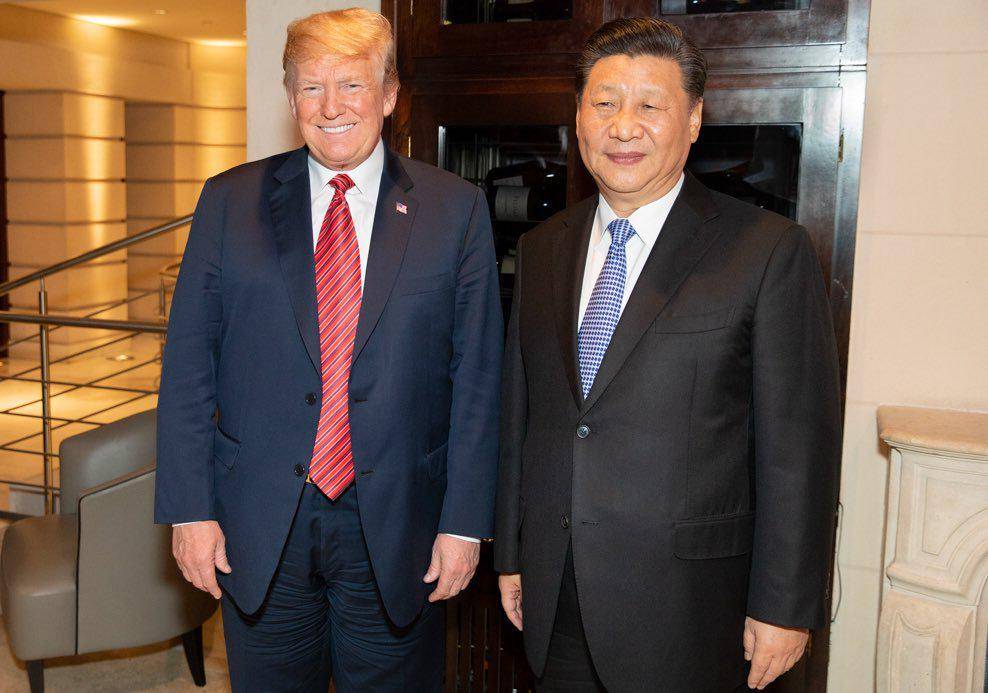 Presiden Amerika Serikat Donald Trump (kiri) dan Presiden China Xi Jinping (kanan) sempat berbincang dalam pertemuan puncak G20 di Buenos Aires, menjelang makan malam kerja antara delegasi Amerika Serikat dan China.