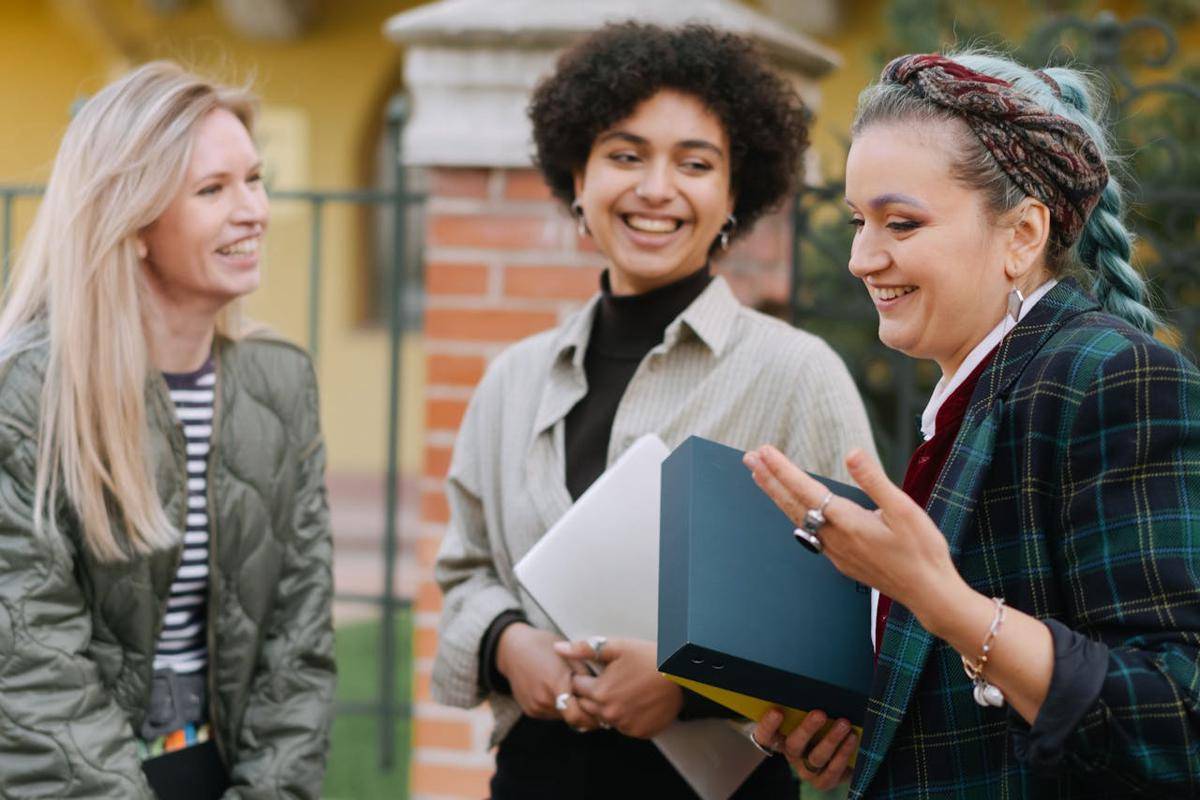 ilustrasi rekan kerja yang ceria berbincang seru