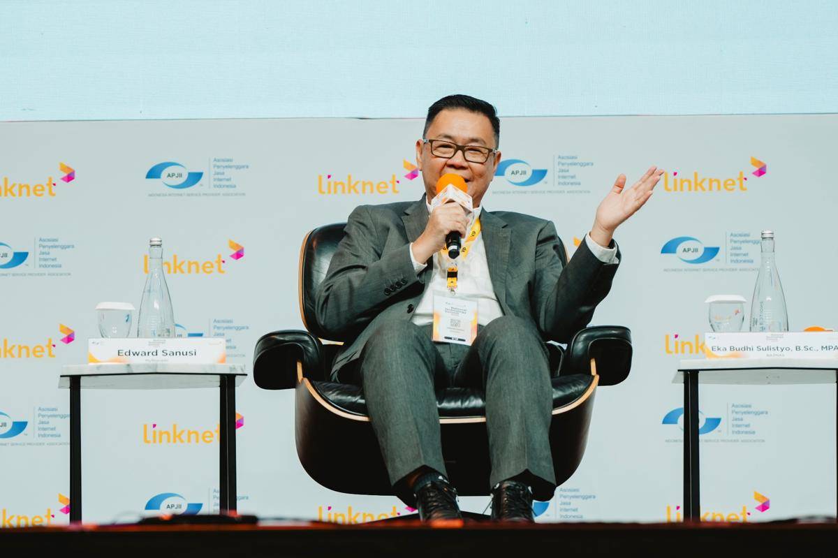 Digital Devide DV200693.jpg