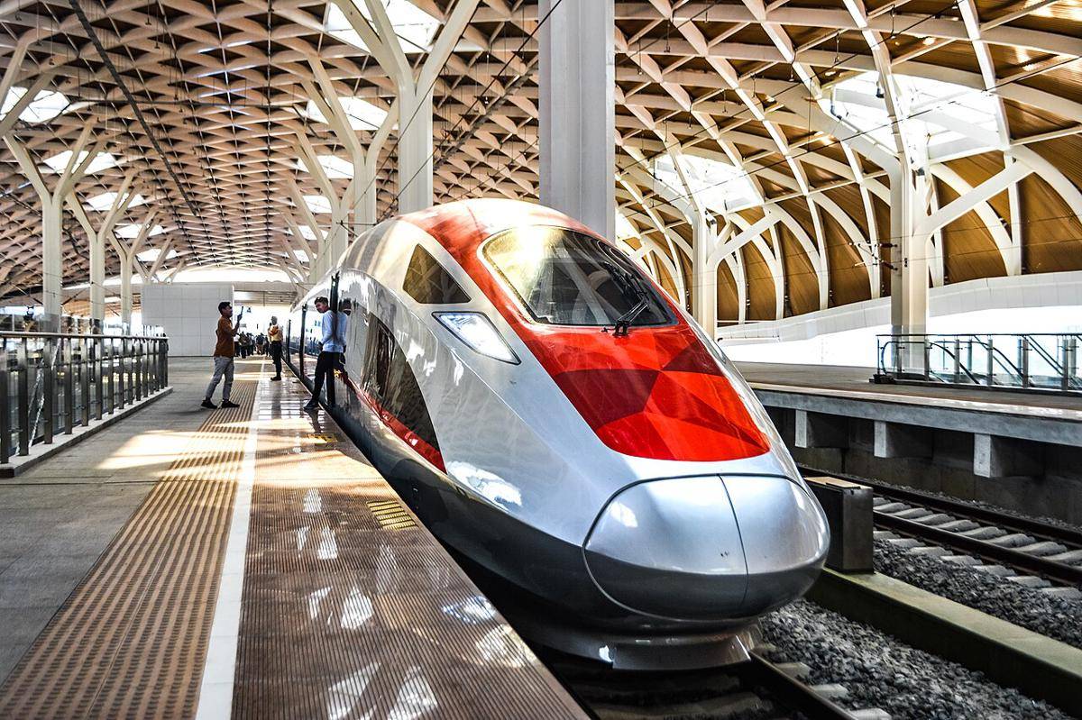 Kereta Cepat Whoosh vs. Kereta Api Parahyangan: Mending Mana?