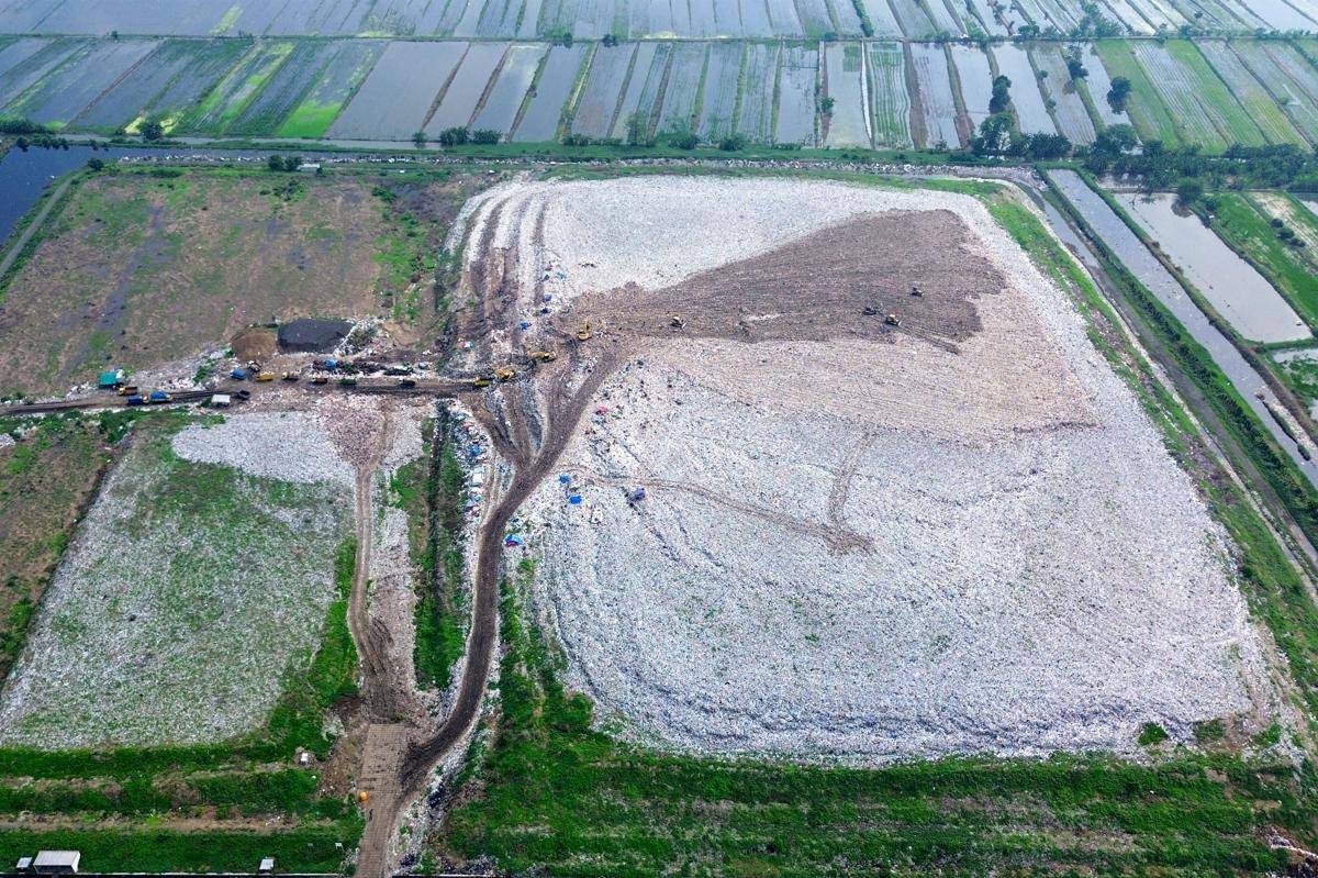 antarafoto-volume-sampah-di-tpa-jabon-meningkat-1763529990.jpg