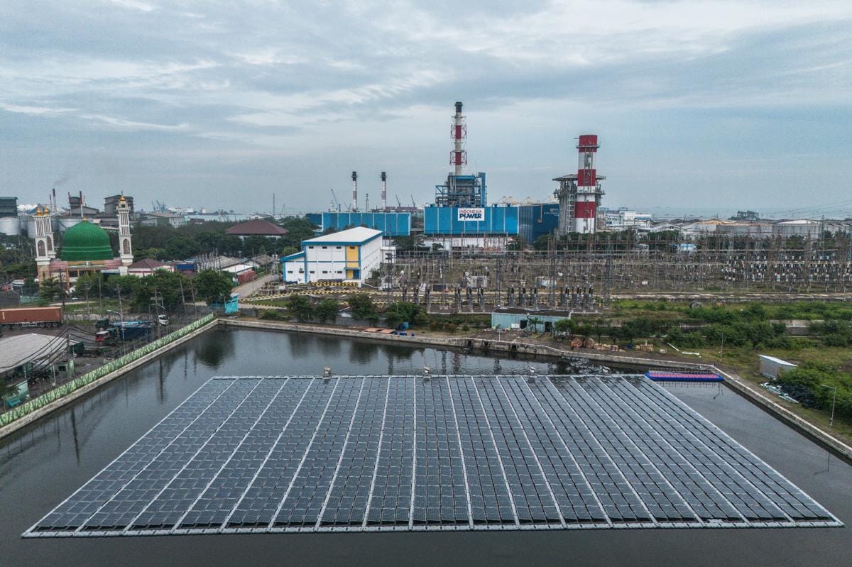 Foto udara suasana Pembangkit Listrik Tenaga Surya (PLTS) terapung Tambaklorok di Semarang, Jawa Tengah. (ANTARA FOTO/Aprillio Akbar)