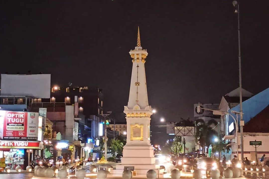 Tugu Yogyakarta di Malam Hari