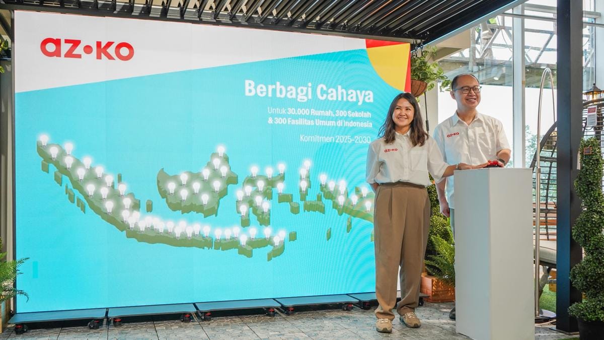 Foto 1 (Ki - Ka) - Teresa Wibowo dan Gregory S. Widjaja, Direktur PT Aspirasi Hidup Indonesia Tbk dalam seremoni program keberlanjutan AZKO Berbagi Cahaya.jpg