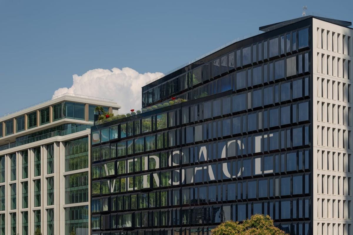 Kinerja Prada Menguat, Strategi Baru untuk Versace Mulai Disiapkan