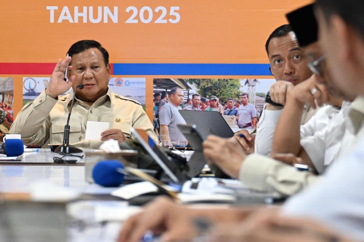 Presiden Prabowo Subianto memimpin rapat terbatas (ratas) penanganan bencana banjir Sumatra di Banda Aceh, Minggu (7/12/2025) (dok. Sekretariat Presiden)