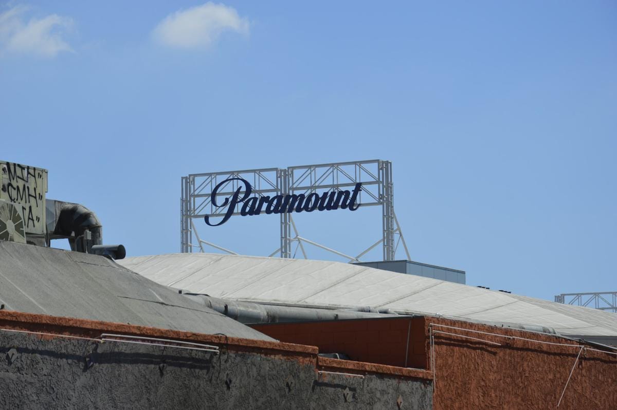 ilustrasi logo Paramount