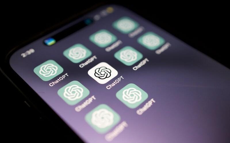 ilustrasi aplikasi ChatGPT di smartphone