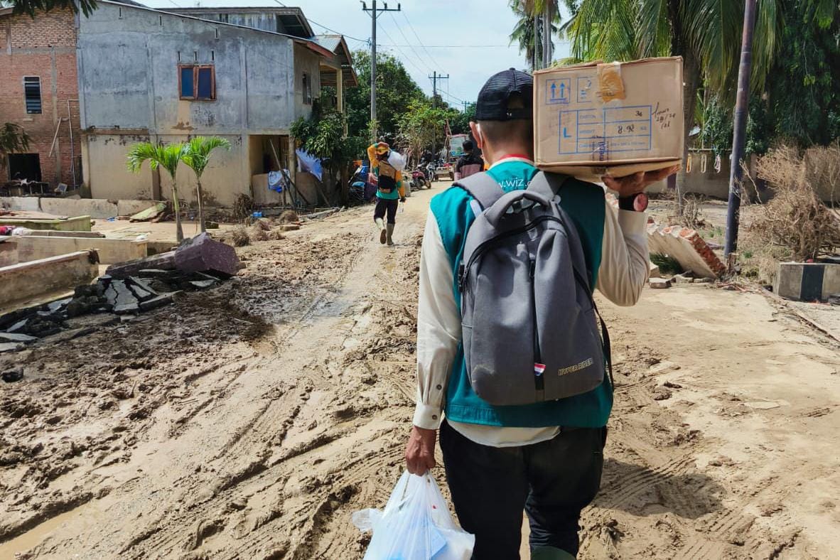Dokter muslimah Wahdah Islamiyah lakukan layanan medis dari rumah ke rumah untuk warga terdampak banjir Aceh Tamiang. (dok. Wahdah Islamiyah)
