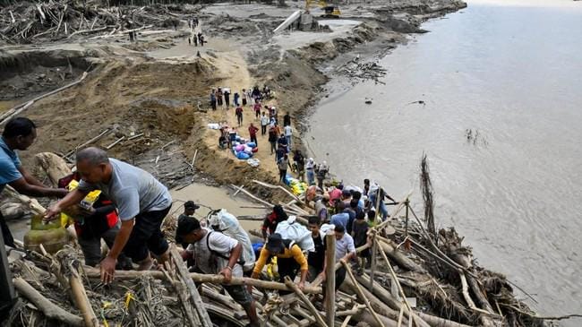Jumlah korban tewas akibat bencana banjir dan longsor di Aceh, Sumatra Utara dan Sumatra Barat nyaris tembus 1.000 jiwa.