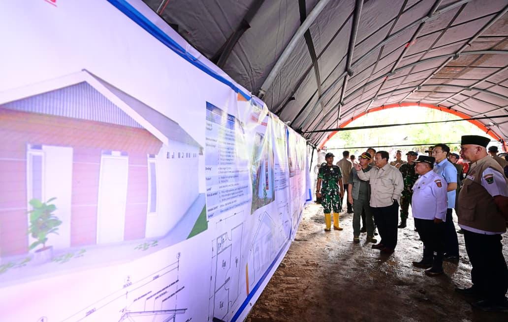 Presiden Prabowo Subianto meninjau langsung salah satu lokasi huntara di Kabupaten Agam