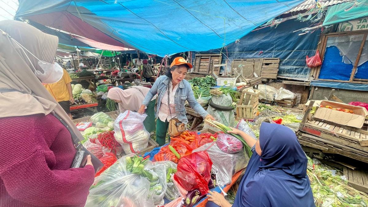 Suasana aktivitas pedagang dan pembeli sayur di Pasar Baru Bekasi