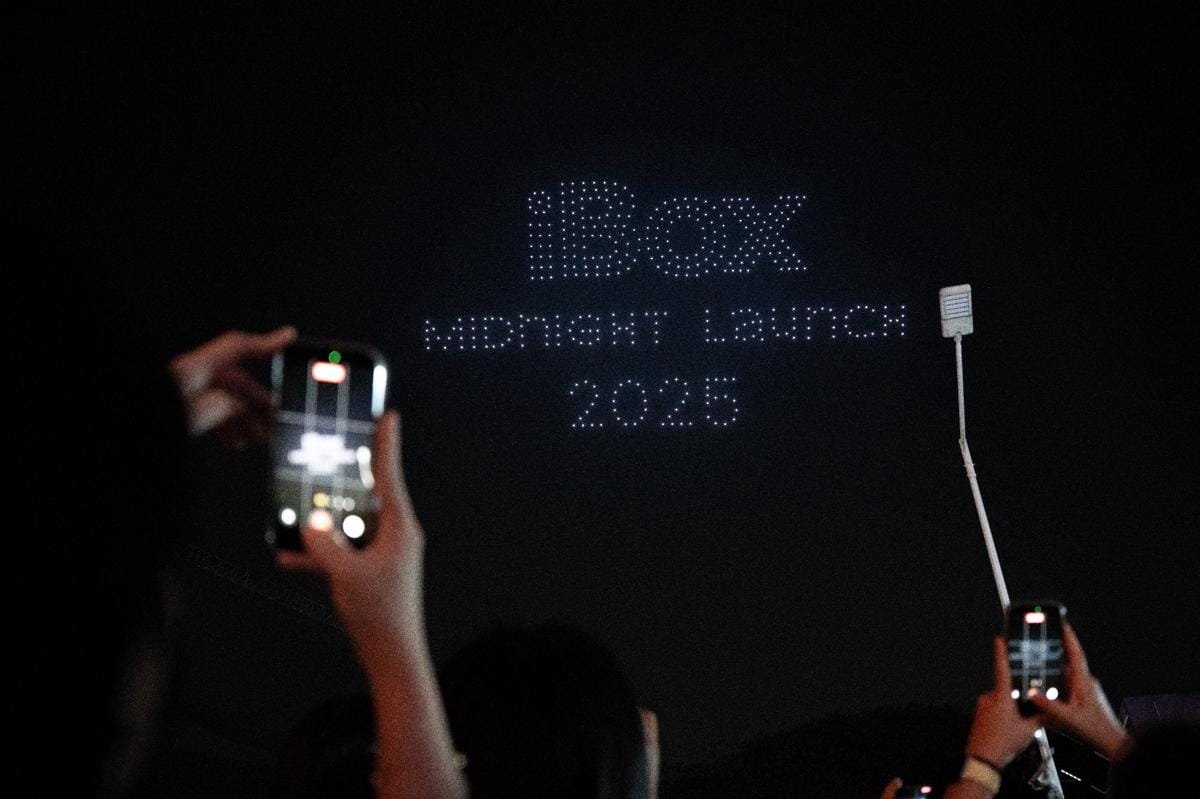 Pertunjukan drone show spektakuler meramaikan Midnight Launch iPhone 17.jpg
