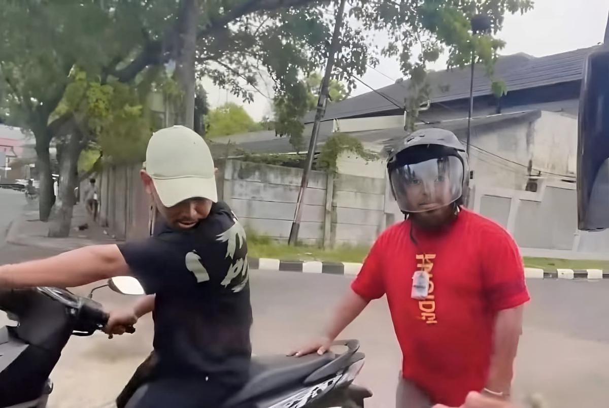 Aksi diduga debt collector alias mata elang hentikan paksa sebuah motor di kawasan Jalan Daan Mogot, Cengkareng, Jabar. (Instagram: @warga.jakbar)