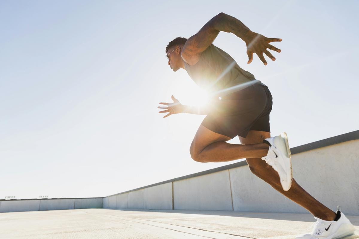 ilustrasi cowok pelari.