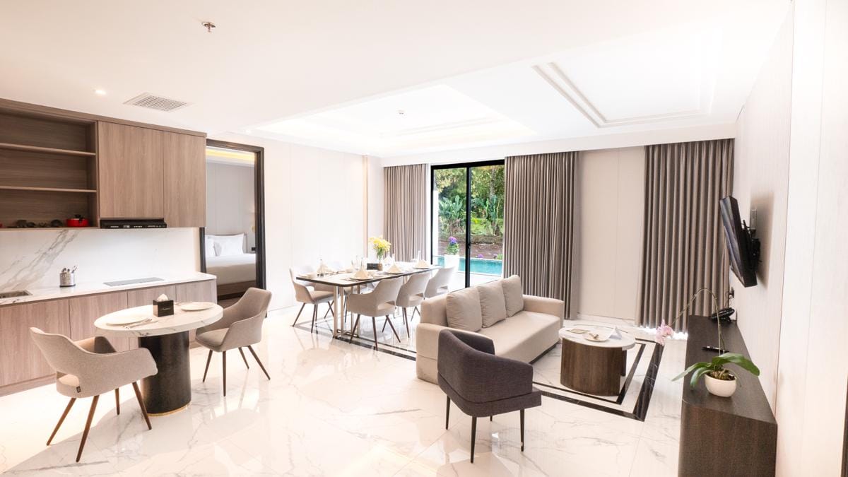 Eminence Suite Living Room.jpg